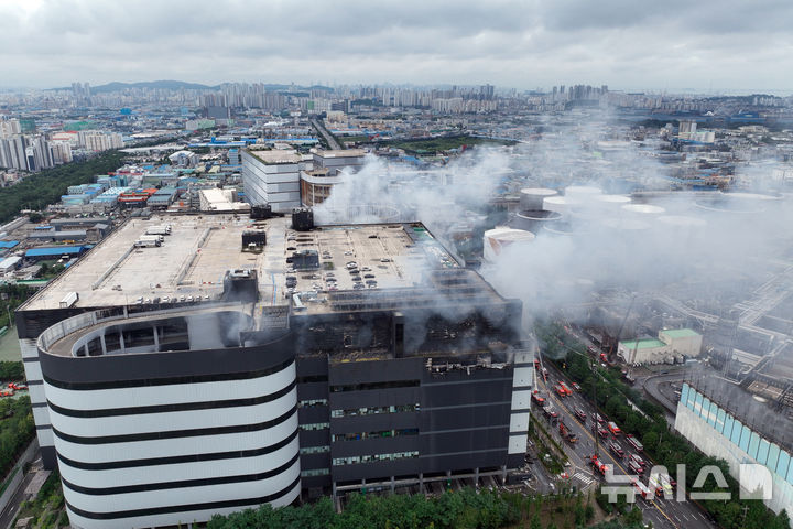[인천=뉴시스] 고승민 기자 = 인천 서해구 석남동 쿠팡32물류센터 화재 사흘째인 20일 화재현장에서 여전히 연기가 솟아 오르고 있다. 2026.07.20. kkssmm99@newsis.com