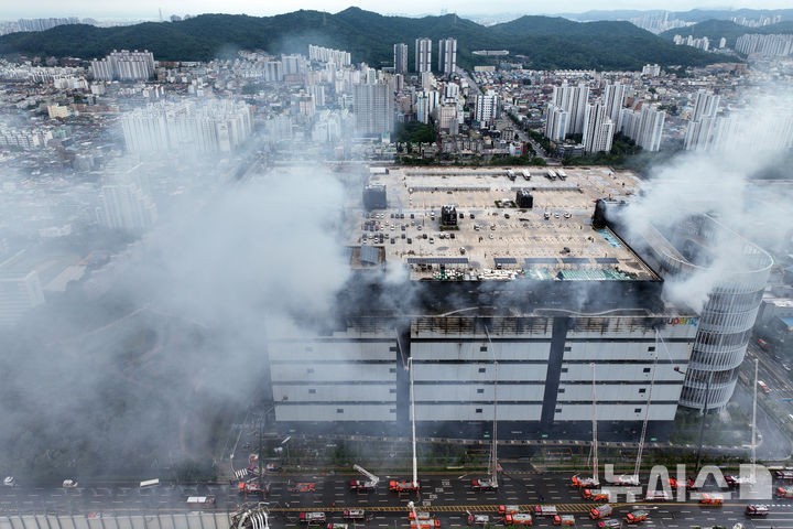 [인천=뉴시스] 고승민 기자 = 인천 서해구 석남동 쿠팡32물류센터 화재 사흘째인 20일 화재현장에서 여전히 연기가 솟아 오르고 있다. 2026.07.20. kkssmm99@newsis.com