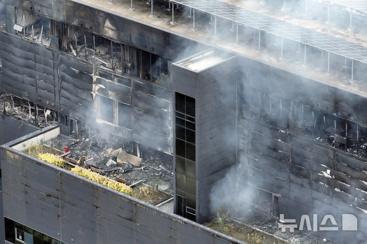 [인천=뉴시스] 고승민 기자 = 인천 서해구 석남동 쿠팡32물류센터 화재 사흘째인 20일 화재현장에서 여전히 연기가 솟아 오르고 있다. 2026.07.20. kkssmm99@newsis.com