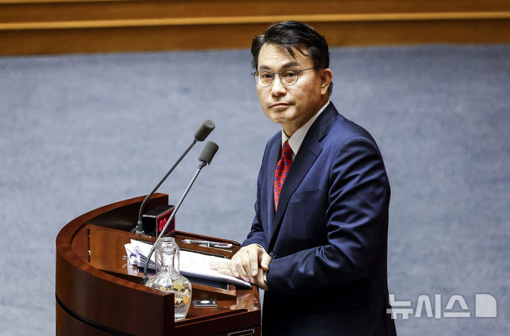 [서울=뉴시스] 정병혁 기자 = 윤상현 국민의힘 의원이 20일 서울 여의도 국회에서 열린 제437회 국회(임시회) 제1차 본회의에서 윤석열·김건희에 의한 내란·외환 및 국정농단 행위의 진상규명을 위한 특별검사 임명 등에 관한 법률 개정안에 반대하는 무제한 토론(필리버스터)을 하고 있다. 2026.07.20. jhope@newsis.com