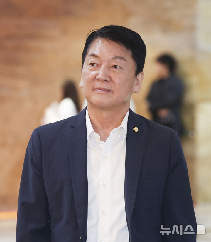 [서울=뉴시스] 김근수 기자 = 안철수 국민의힘 의원이 20일 오후 서울 여의도 국회에서 열린 의원총회 회의장으로 들어가고 있다. 2026.07.20. ks@newsis.com