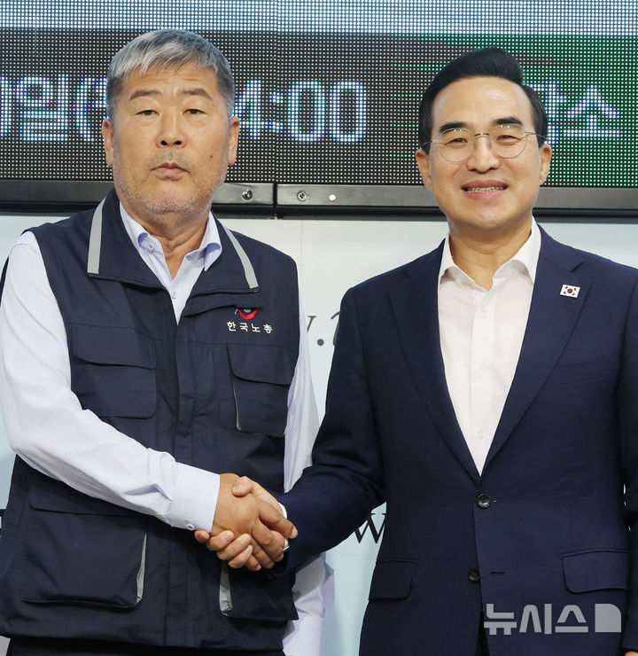 [서울=뉴시스] 박주성 기자 = 박홍근(오른쪽) 기획예산처 장관과 김동명 한국노총 위원장이 20일 오후 서울 여의도 한국노총에서 열린 한국노총-기획예산처 간담회에서 기념촬영을 하고 있다. 2026.07.20. park7691@newsis.com