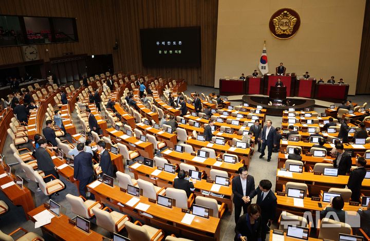 [서울=뉴시스] 고범준 기자 = 윤상현 국민의힘 의원이 20일 서울 여의도 국회에서 열린 제437회 국회(임시회) 제1차 본회의에서 윤석열·김건희에 의한 내란·외환 및 국정농단 행위의 진상규명을 위한 특별검사 임명 등에 관한 법률 일부개정법률안(대안)에 대해 무제한토론(필리버스터)을 하고 있는 가운데 민주당 의원들이 이동하고 있다. 2026.07.20. bjko@newsis.com
