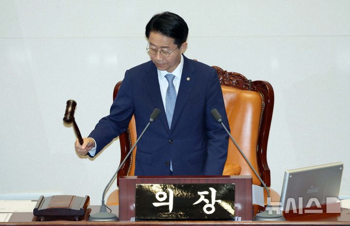 [서울=뉴시스] 고범준 기자 = 조정식 국회의장이 20일 서울 여의도 국회에서 열린 제437회 국회(임시회) 제1차 본회의에서 의사봉을 두드리고 있다. 2026.07.20. bjko@newsis.com