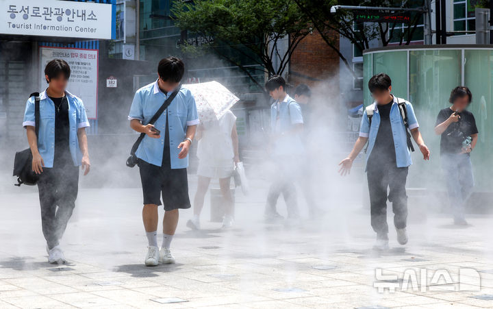 [대구=뉴시스] 이무열 기자 = 비가 그친 뒤 폭염이 찾아온 20일 대구 중구 동성로관광안내소 앞 광장에 더위를 식혀주는 쿨링포그가 나오고 있다. 2026.07.20. lmy@newsis.com