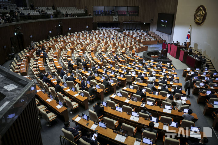 [서울=뉴시스] 정병혁 기자 = 윤상현 국민의힘 의원이 20일 서울 여의도 국회에서 열린 제437회 국회(임시회) 제1차 본회의에서 윤석열·김건희에 의한 내란·외환 및 국정농단 행위의 진상규명을 위한 특별검사 임명 등에 관한 법률 개정안에 반대하는 무제한 토론(필리버스터)을 하고 있다. 2026.07.20. jhope@newsis.com