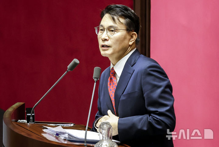 [서울=뉴시스] 정병혁 기자 = 윤상현 국민의힘 의원이 20일 서울 여의도 국회에서 열린 제437회 국회(임시회) 제1차 본회의에서 윤석열·김건희에 의한 내란·외환 및 국정농단 행위의 진상규명을 위한 특별검사 임명 등에 관한 법률 개정안에 반대하는 무제한 토론(필리버스터)을 하고 있다. 2026.07.20. jhope@newsis.com