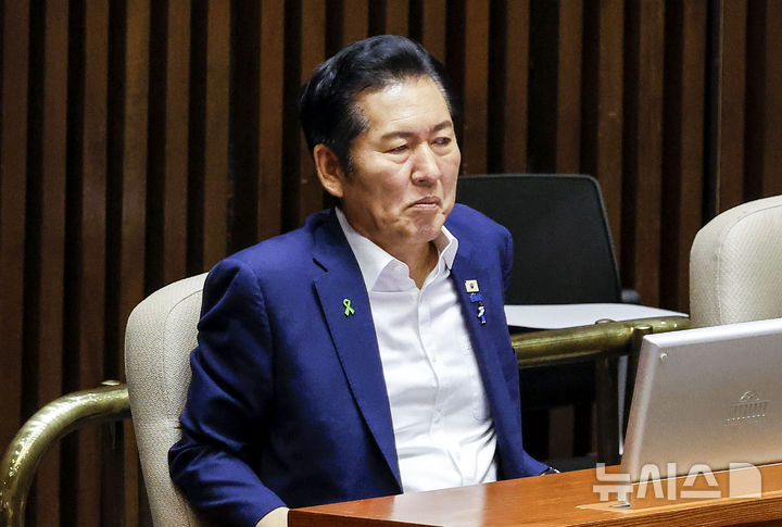 [서울=뉴시스] 정병혁 기자 = 정청래 전 더불어민주당 대표가 20일 서울 여의도 국회에서 열린 제437회 국회(임시회) 제1차 본회의에 참석해 있다. 2026.07.20. jhope@newsis.com