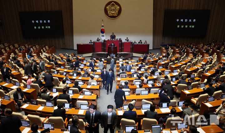[서울=뉴시스] 고범준 기자 = 윤상현 국민의힘 의원이 20일 서울 여의도 국회에서 열린 제437회 국회(임시회) 제1차 본회의에서 윤석열·김건희에 의한 내란·외환 및 국정농단 행위의 진상규명을 위한 특별검사 임명 등에 관한 법률 일부개정법률안(대안)에 대해 무제한토론(필리버스터)을 하고 있는 가운데 민주당 의원들이 이동하고 있다. 2026.07.20. bjko@newsis.com
