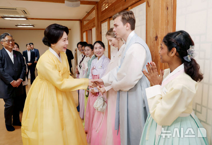 [서울=뉴시스] 조성봉 기자 = 김혜경 여사가 20일 서울 종로구 무계원 사랑채에서 열린 청년들과 함께하는 한국 전통공예 노리개 제작 체험에서 참석자들과 인사를 하고 있다. 2026.07.20. suncho21@newsis.com
