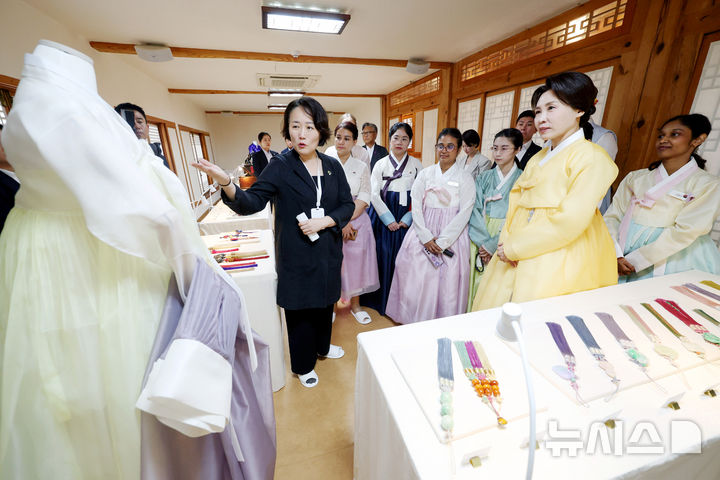 [서울=뉴시스] 조성봉 기자 = 김혜경 여사가 20일 서울 종로구 무계원 사랑채에서 열린 청년들과 함께하는 한국 전통공예 노리개 제작 체험에서 전시물을 관람하고 있다. 2026.07.20. suncho21@newsis.com