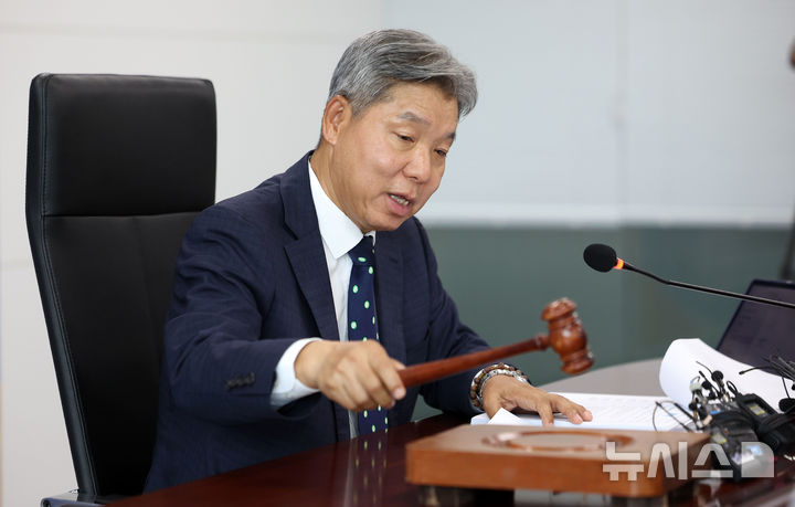 [서울=뉴시스] 김선웅 기자 = 이영진 대한체육회 스포츠공정위원장(전 헌법재판관)이 21일 서울 송파구 올림픽회관에서 배재고 야구부 징계 재심의 관련 등을 주요 안건으로 하는 제19차 스포츠공정위원회에서 의사봉을 두드리며 개의를 선언하고 있다. 2026.07.21. mangusta@newsis.com