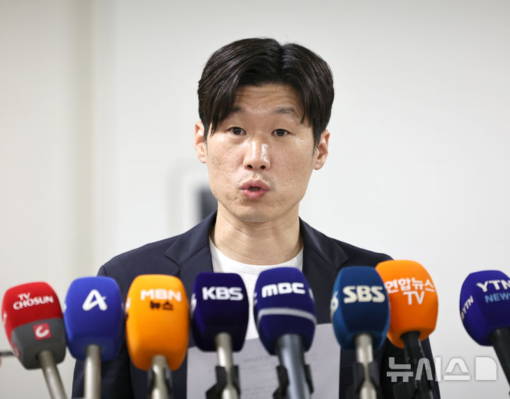 [서울=뉴시스] 김금보 기자 = 박지성 K-축구 혁신위원회 공동위원장이 20일 오후 서울 종로구 국립현대미술관 서울관 사무동에서 'K-축구혁신위원회 3차 회의'를 마친 뒤 취재진 질문에 답하고 있다. 2026.07.20. kgb@newsis.com
