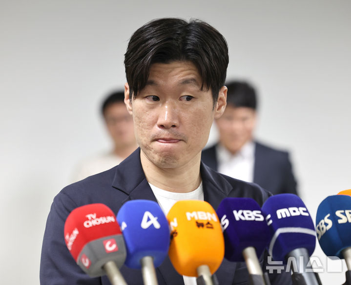 [서울=뉴시스] 김금보 기자 = 박지성 K-축구 혁신위원회 공동위원장이 20일 오후 서울 종로구 국립현대미술관 서울관 사무동에서 'K-축구혁신위원회 3차 회의'를 마친 뒤 취재진 질문을 듣고 있다. 2026.07.20. kgb@newsis.com