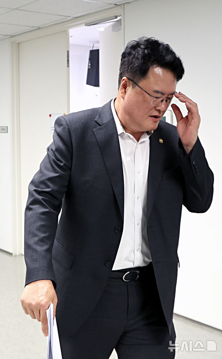 [서울=뉴시스] 김금보 기자 = 김대현 문화체육관광부 2차관이 20일 오후 서울 종로구 국립현대미술관 서울관 사무동에서 'K-축구혁신위원회 3차 회의'를 마친 뒤 회의장을 나서고 있다. 2026.07.20. kgb@newsis.com
