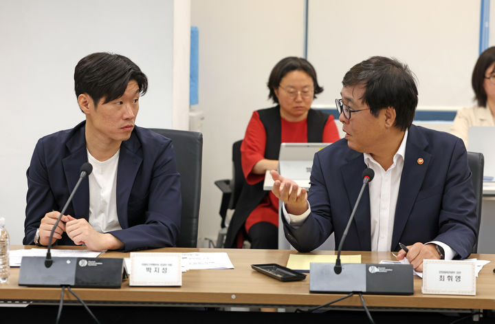 [서울=뉴시스] 최휘영 문화체육관광부 장관이 20일 서울 종로구 국립현대미술관 서울관에서 열린 K-축구혁신위원회 3차 회의에서 박지성 공동위원장과 대화하고 있다. (사진=문화체육관광부 제공) 2026.07.20. photo@newsis.com *재판매 및 DB 금지