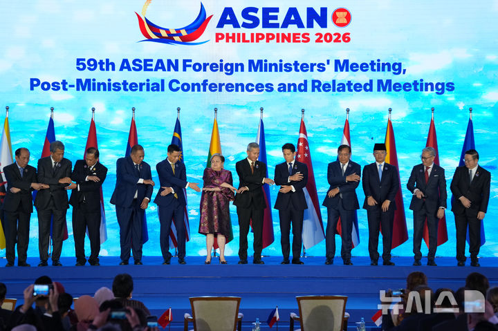 [마닐라=AP/뉴시스] 동남아시아국가연합(ASEAN·아세안) 외교장관 회담이 21일(현지 시간) 필리핀 마닐라에 개막했다. 아세안 외교장관들이 손을 잡고 단체 사진을 촬영하는 모습. 2026.07.21 2026.07.21