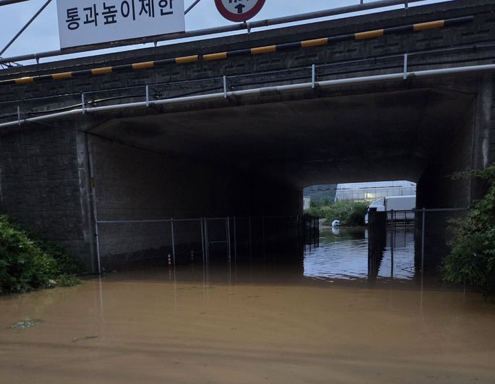 인천 남동구 운연동 제2경인고속도로 하부 도로 침수. (사진=인천시 제공) 2026.07.21. photo@newsis.com *재판매 및 DB 금지
