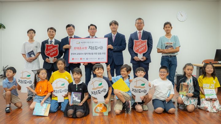 [서울=뉴시스] 롯데홈쇼핑이 17일(현지시간) 미국 로스앤젤레스에 위치한 LA한국교육원과 주LA한국문화원에 교육·문화 분야 지원을 위한 가구와 기자재, 도서를 전달했다. (뒷줄 왼쪽 두번째부터) 최학선 한미교육재단 이사장, 이해돈 주LA한국문화원장, 김재겸 롯데홈쇼핑 대표, 이병승 LA한국교육원장, 김영완 주LA 대한민국 총영사 (사진=롯데홈쇼핑 제공) 2026.07.21. photo@newsis.com *재판매 및 DB 금지