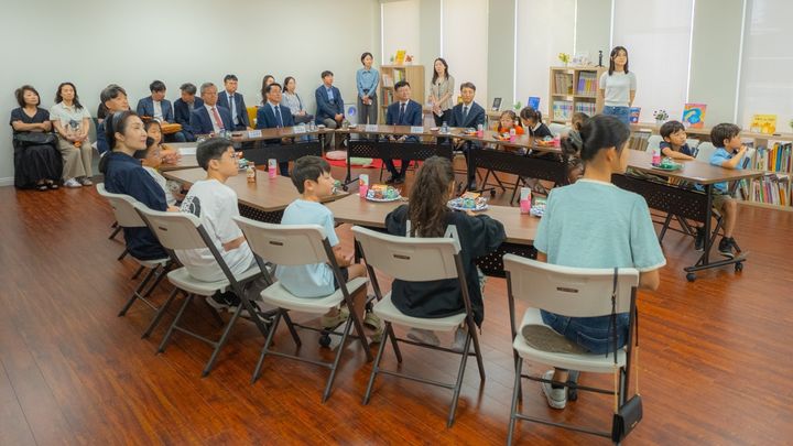 [서울=뉴시스] 롯데홈쇼핑이 17일(현지시간) 미국 로스앤젤레스에 위치한 LA한국교육원과 주LA한국문화원에 교육·문화 분야 지원을 위한 가구와 기자재, 도서를 전달했다. (사진=롯데홈쇼핑 제공) 2026.07.21. photo@newsis.com *재판매 및 DB 금지