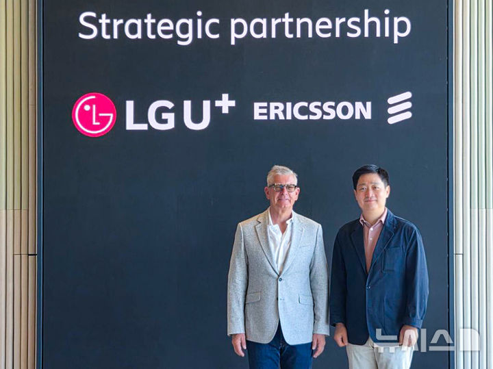 [서울=뉴시스]LG유플러스는 글로벌 통신장비 기업 에릭슨(Ericsson)과 네트워크 기반 보이스 AI 솔루션 개발과 글로벌 사업, 그리고 AI 네이티브 네트워크 진화를 위한 전략적 협력을 추진한다고 21일 밝혔다. 사진은 뵈르예 에크홀름 에릭슨 사장(왼쪽)과 홍범식 LG유플러스 사장이 기념촬영을 하는 모습. (사진=LG유플러스 제공)