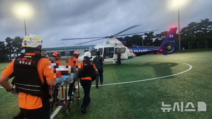 [제주=뉴시스] 20일 오후 제주 서귀포시 남원읍 도로에서 차량 사고가 발생해 소방당국이 운전자를 닥터헬기에 태워 병원 이송하고 있다. (사진=제주소방안전본부 제공) 2026.07.21. photo@newsis.com