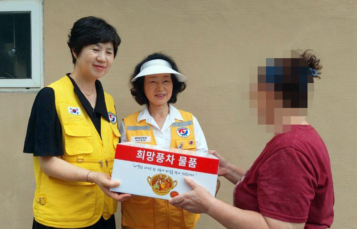 [부산=뉴시스] 대한적십자사 부산지사는 최근 지역 내 결연세대 및 취약계층 1940가구에 여름맞이 라면세트를 전달했다고 21일 밝혔다. (사진=부산적십자사 제공) 2026.07.21. photo@newsis.com *재판매 및 DB 금지