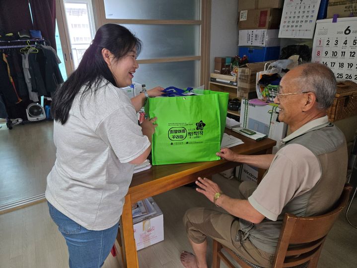 [세종=뉴시스]사랑의열매가 전북 지역 주민들의 건강하고 시원한 여름나기를 위해 여름용품을 지원했다. (사진=사랑의열매 제공) 2026.07.21. photo@newsis.com *재판매 및 DB 금지