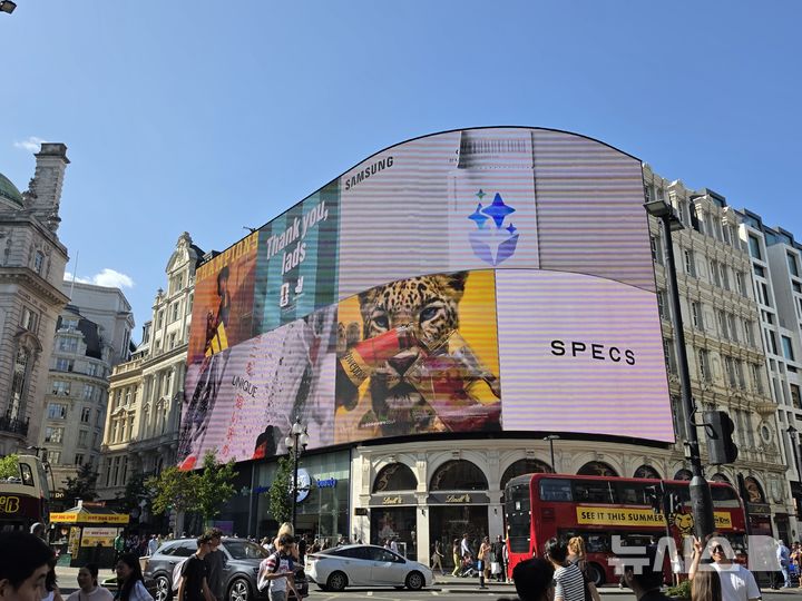 [런던=뉴시스] 박은비 기자 = 런던 피카딜리 서커스(Piccadilly Circus)에 위치한 초대형 디지털 광고판에 삼성 갤럭시 언팩 광고가 보이고 있다. 2026.07.21. silverline@newsis.com