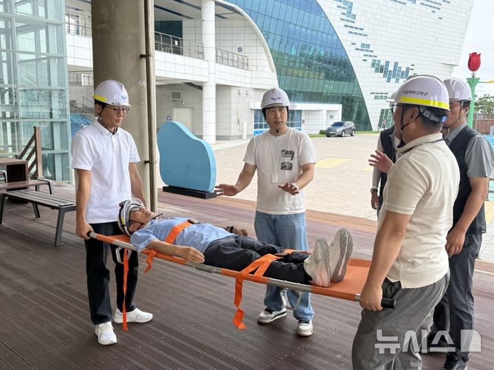 [서울=뉴시스] 국립울진해양과학관 안전사고 모의훈련.