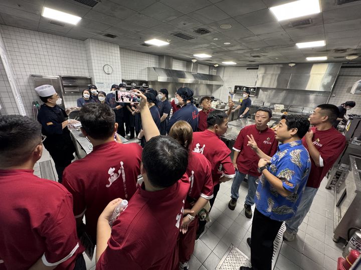  [서울=뉴시스] BBQ가 경기도 이천 치킨대학을 방문한 중국 외식업 대표단 CEO 등 관계자 40여 명에게 글로벌 사업의 원동력인 치킨대학 교육 시스템과 운영 노하우를 소개하고 양국간 교류와 발전 방안 등을 논의했다. (사진=제너시스BBQ 그룹 제공) *재판매 및 DB 금지
