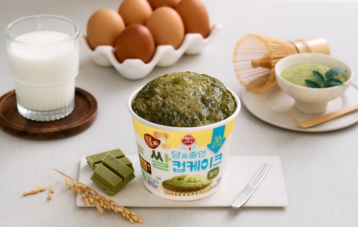 [서울=뉴시스] 오뚜기 라이트앤조이, '당을 줄인 쌀컵케이크 말차' (사진=오뚜기 제공) *재판매 및 DB 금지