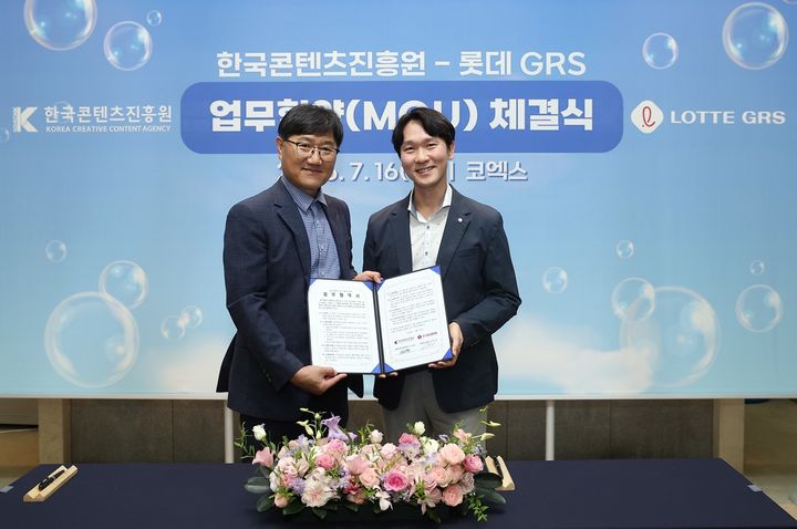 [서울=뉴시스] 16일 엔제리너스와 한국콘텐츠진흥원이 코엑스 1층 VIP룸에서 국내 캐릭터 IP 산업 활성화를 위한 업무 협약을 체결했다. 이혁중 롯데GRS 부문장(우), 이도형 한국콘텐츠진흥원 콘텐츠IP진흥본부 본부장(좌) (사진=롯데GRS 제공) *재판매 및 DB 금지