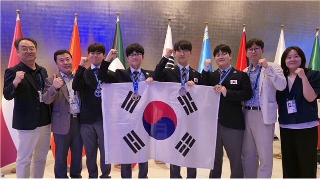 [서울=뉴시스] 과학기술정보통신부와 한국과학창의재단은 지난 10일부터 19일까지 우즈베키스탄 타슈켄트에서 열린 제58회 국제화학올림피아드에서 한국대표단 4명이 금메달 2개와 은메달을 획득했다.&nbsp; 좌측부터 정현 단장(동국대), 최수혁 부단장(연세대), 김도훈(광주과학고 3), 김상연(인천과학예술영재교 3), 임장호(광주과학고 3), 이은성(대구과학고 3) 학생, 권성중 지도교수(건국대), 박기영 지도교수(KAIST). (싸진=과기정통부 제공) *재판매 및 DB 금지
