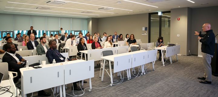 메가존클라우드 염동훈 대표가 20일 뉴욕대학교 트라이엄 글로벌 EMBA 재학생 및 교수진을 대상으로 회사의 AI 오케스트레이터 전략을 소개하고 있다. (사진=메가존클라우드 제공) *재판매 및 DB 금지