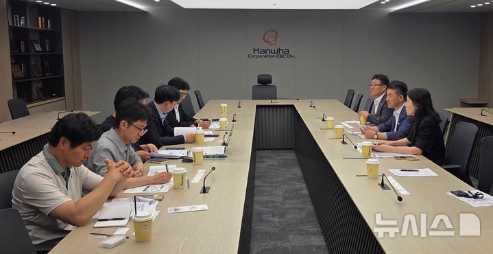[창원=뉴시스]경남도 '민관합동 하도급 기동팀'이 지난 6월 한화건설을 방문해 도내 건설업체의 하도급 참여를 요청하고 있다.(사진=경남도 제공)2026.07.21. photo@newsis.com