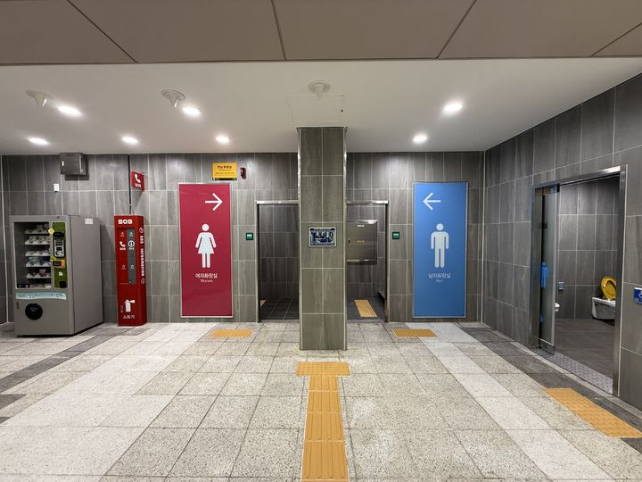 [서울=뉴시스] 환경개선사업을 마친 성수역 화장실 전경. (사진=서울교통공사 제공) 2026.07.21. photo@newsis.com *재판매 및 DB 금지