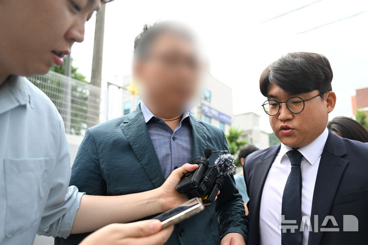 [전남광주=뉴시스] 이현행 기자 = '장윤기 사건'과 관련해 직무유기 혐의 등을 받고 있는 전 광주 광산경찰서 소속 A경정이 21일 오전 전남광주 동구 광주지법에서 열리는 구속 전 피의자 심문(영장실질심사)에 출석하고 있다. 2026.07.21. lhh@newsis.com