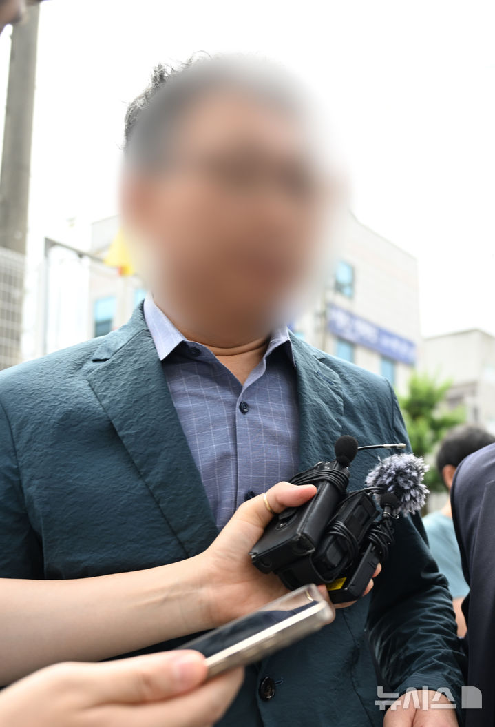 [전남광주=뉴시스] 이현행 기자 = '장윤기 사건'과 관련해 직무유기 혐의 등을 받고 있는 전 광주 광산경찰서 소속 A경정이 21일 오전 전남광주 동구 광주지법에서 열리는 구속 전 피의자 심문(영장실질심사)에 출석하고 있다. 2026.07.21. lhh@newsis.com