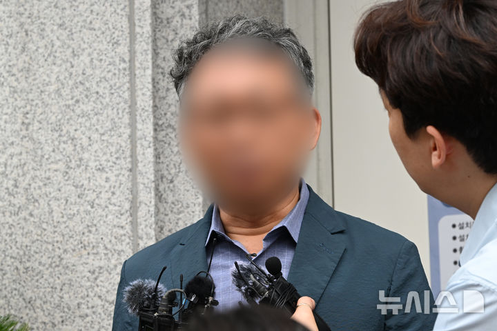 [전남광주=뉴시스] 이현행 기자 = '장윤기 사건'과 관련해 직무유기 혐의 등을 받고 있는 전 광주 광산경찰서 소속 A경정이 21일 오전 전남광주 동구 광주지법에서 열리는 구속 전 피의자 심문(영장실질심사)에 출석하고 있다. 2026.07.21. lhh@newsis.com