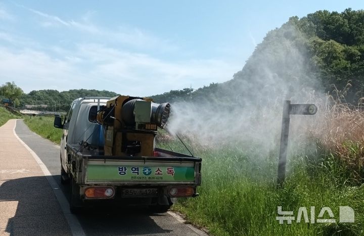 [전주=뉴시스] 전북 전주시보건소는 일본뇌염과 말라리아 등 여름철 모기매개 감염병 예방을 위해 하절기 집중 방역을 실시한다고 21일 밝혔다. (사진=전주시 제공) 2026.07.21. photo@newsis.com