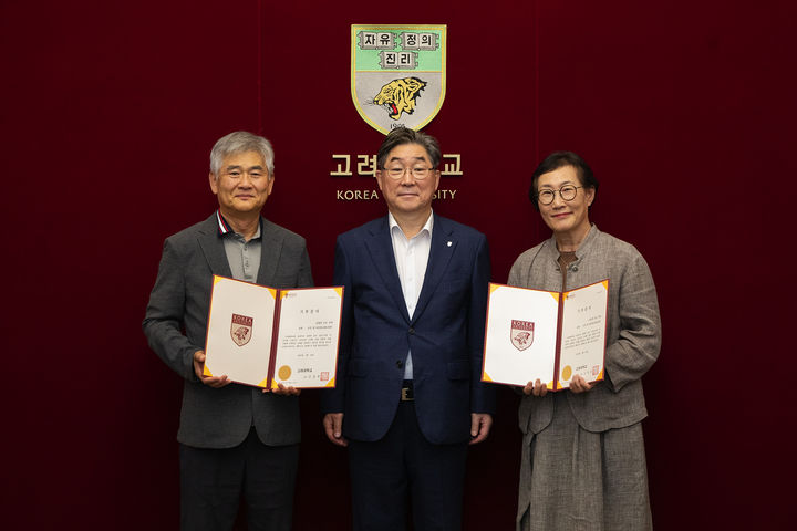 [서울=뉴시스] (왼쪽부터) 고려대 김병관 교우, 김동원 총장, 이윤경 교우가 식품공학과 'BKYH 장학기금' 조성을 기념해 사진 촬영을 하고 있다. (사진=고려대 제공) 2026.07.21. photo@newsis.com *재판매 및 DB 금지