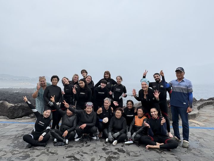 [제주=뉴시스] 지난 16일 서귀포시 법한해녀체험센터에서 프랑스 배움여행 참가단과 제주 해녀들이 기념 촬영을 하고 있다. (사진=제주도 제공) 2026.07.21. photo@newsis.com *재판매 및 DB 금지