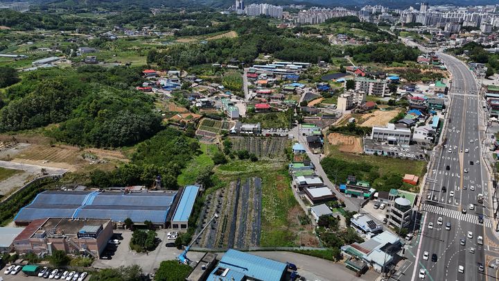 [세종=뉴시스] 세종시가 조치원비행장 일원, 월하3리 일원 가옥 밀집지역 항공사진.(사진=세종시).2026.07.21. photo@newsis.com. *재판매 및 DB 금지