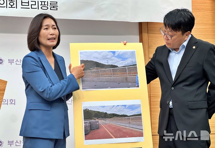 [부산=뉴시스] 원동화 기자 = 우성빈 기장군수(왼쪽)가 21일 부산시의회 브리핑룸에서 기자회견을 열고 '부정부패 의심 사업 전수조사 TF'를 즉시 설치하고 특혜성 부정부패 의심 사업에 대한 전수 조사를 시행한 후 전면 재검토를 하겠다고 밝혔다. 우 군수가 치유의 숲에 대해서 설명하고 있다. 오른쪽은 라기오 부산시의원. 2026.07.21. dhwon@newsis.com