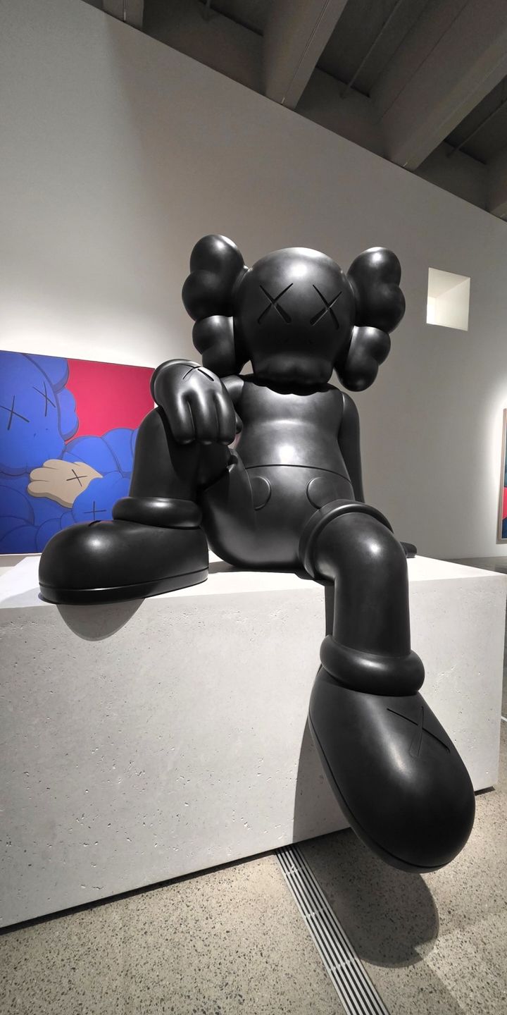 스페이스K 서울에 상륙한 거대한 카우스 '멀리 바라보기'