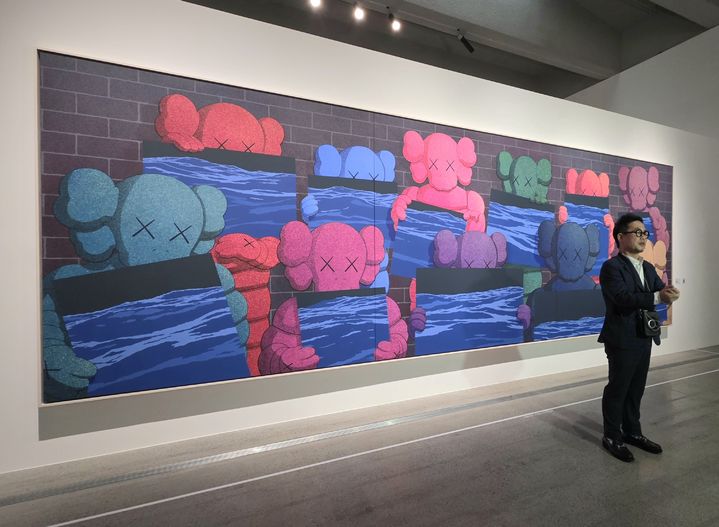 카우스(KAWS) 한국 첫 미술관 개인전…열한 명 첨의 '치유'