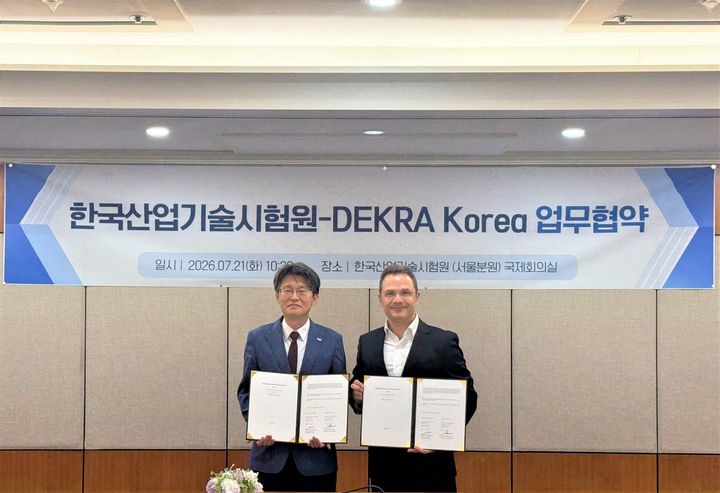 [진주=뉴시스] 한국산업기술시험원(KTL) 고영환 기후환경본부장(왼쪽)은 21일 데크라 코리아 킬리안 아빌레스(Kilian Avlies) 아시아·태평양 대표와 업무협약서에 서명한 후 기념촬영을 하고있다. (사진=KTL 제공) 2026.07.21. photo@newsis.com *재판매 및 DB 금지