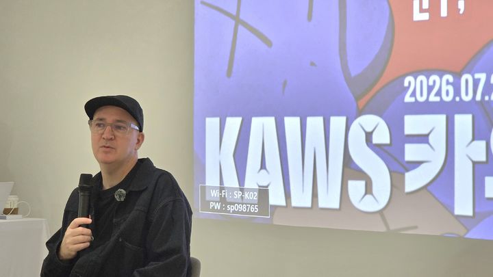 카우스(KAWS) 서울 상륙… '친구, 그리고 이웃' 신작 공개