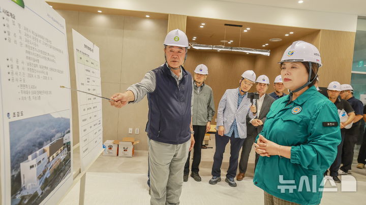 [과천=뉴시스] 현장 점검에 나선 신계용 시장이 공사 관계자로부터 진행 상황을 듣고 있다. (사진=과천시 제공).2026.07.21.photo@newsis.com